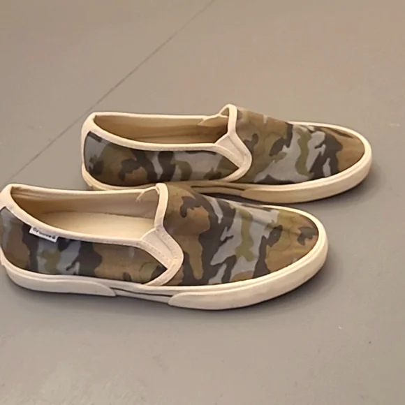 Groove Women's 7 Camo Slip-on Sneakers - Picture 3 of 14